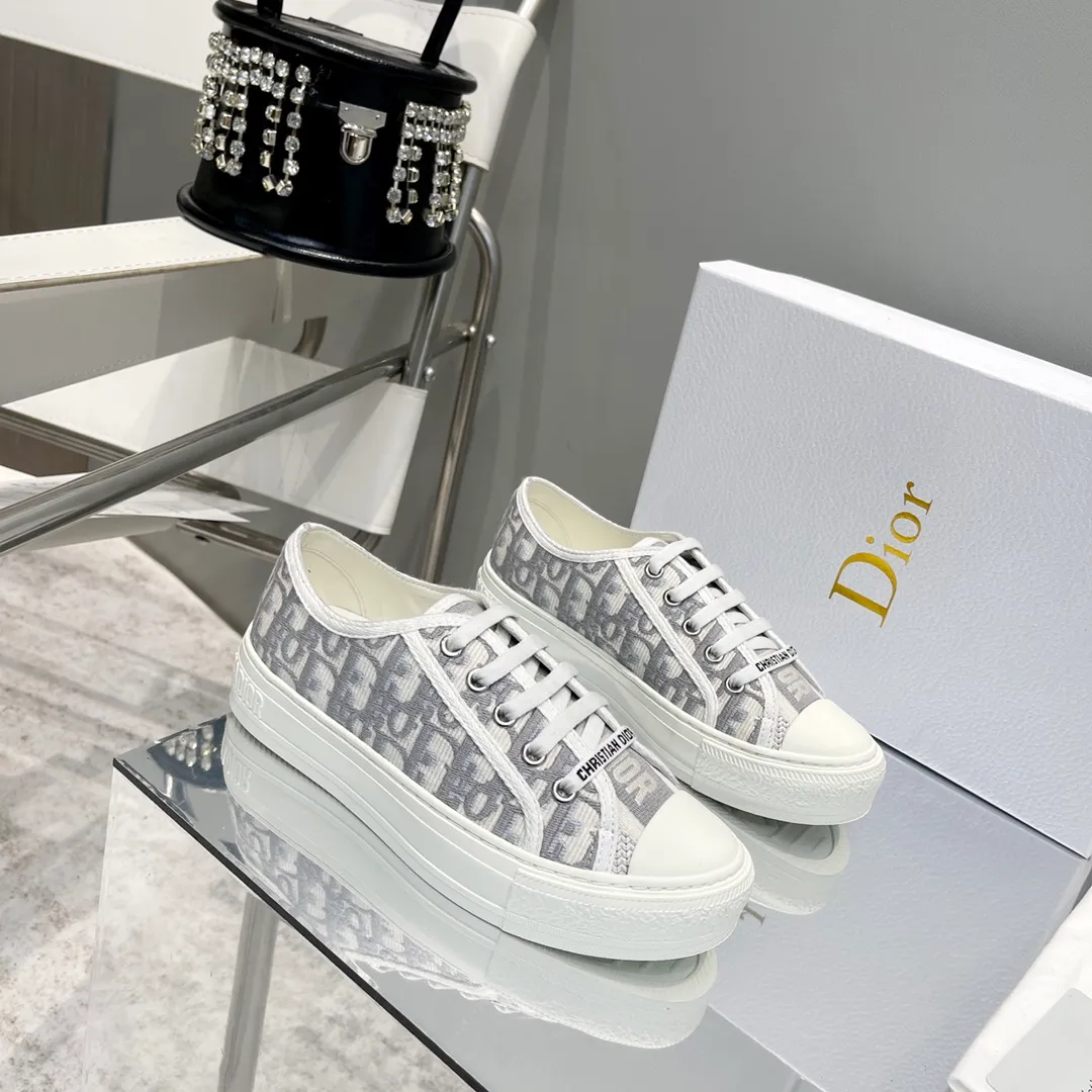 👟👟Ex-factory price 480👟👟 After half a year of repeated debugging♻️Taikoo Hui original purchased, upgraded and shipped ♻️DIOR embroidered sneakers series Double-sided three-dimensional embroidery of pure cotton silk, ♻️True to the original 1🆚1 shipment, from hardware, shoelaces, outsole, 👟👟factory price U mid-pad... The upper fabric is double-sided pure cotton silk three-dimensional electric embroidery ♻️▪️Foot pads: imported cowhide of the same color, comfortable to the feet ▪️My last version is exactly the same as Z👟👟factory price, welcome to compare with three companies I have 36 most complete colors, code number: 35-40